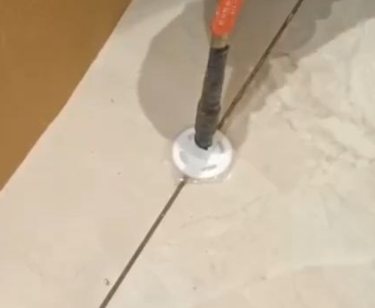 江夏瓷砖空鼓维修公司专业解答瓷砖在铺贴过程中，如果没有涂抹均匀到位的粘结材料（如水泥砂浆或瓷砖胶），可能会导致以下问题